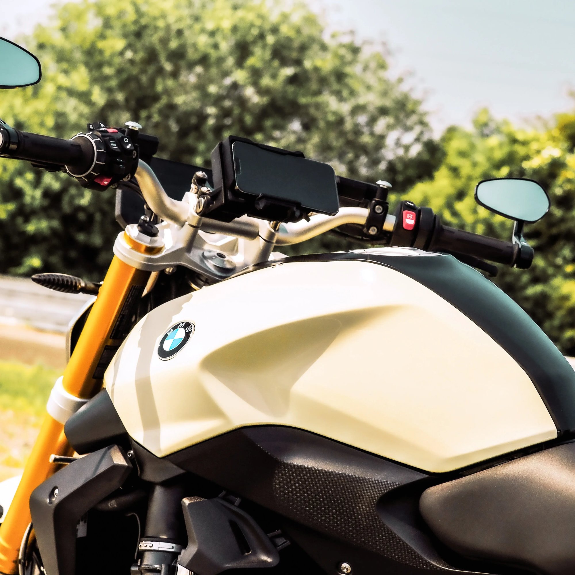 003 PCC - Gloss Sand Brown 410 - BMW 1250R Motorbike High-Res